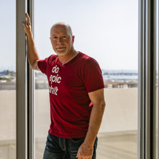 Το μόνο πράγμα για το οποίο ανησυχεί ο Τζέιμς Γουιτάκερ είναι τι θα γίνει όταν τα Ρομπότ θα κάνουν όλες τις δουλειές για μας