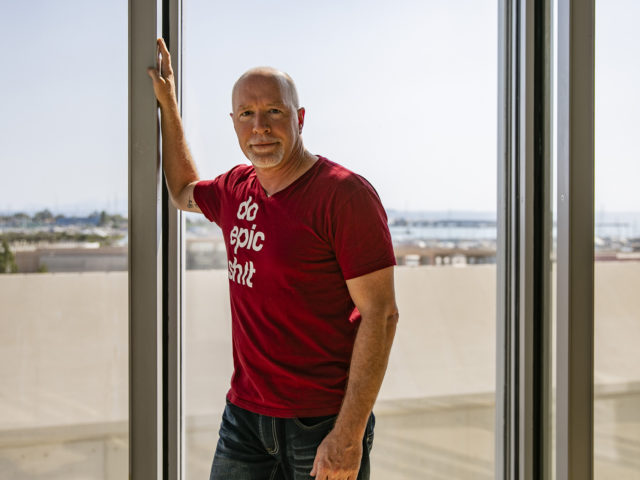 Το μόνο πράγμα για το οποίο ανησυχεί ο Τζέιμς Γουιτάκερ είναι τι θα γίνει όταν τα Ρομπότ θα κάνουν όλες τις δουλειές για μας