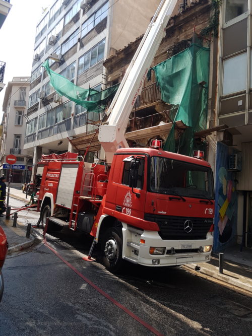 Αυτό είναι το κτίριο της οδού Πραξιτέλους που πήρε φωτιά νωρίς το πρωί (ΦΩΤΟ)