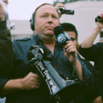 YouTube, Facebook, Spotify και Apple «μπλόκαραν» τον ακροδεξιό συνωμοσιολόγο Άλεξ Τζόουνς