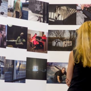 Μπορεί η τέχνη να ξορκίσει την πολιτική μελαγχολία;