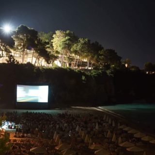 Στο Seanema Open Air Film Festival παρακολουθήσαμε ταινίες γεμάτες αγάπη ενώ η καρέκλα μας βυθιζόταν στην άμμο