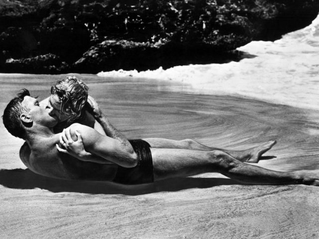 10 φορές που η ποπ κουλτούρα σημάδεψε ερωτικά και για πάντα τα καλοκαίρια μας