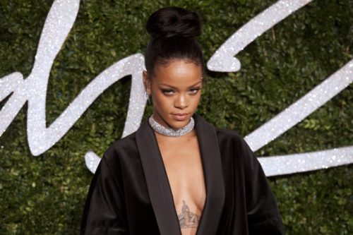 Γιατί η Rihanna ζητάει 50 εκατομμύρια ευρώ από την Άνγκελα Μέρκελ