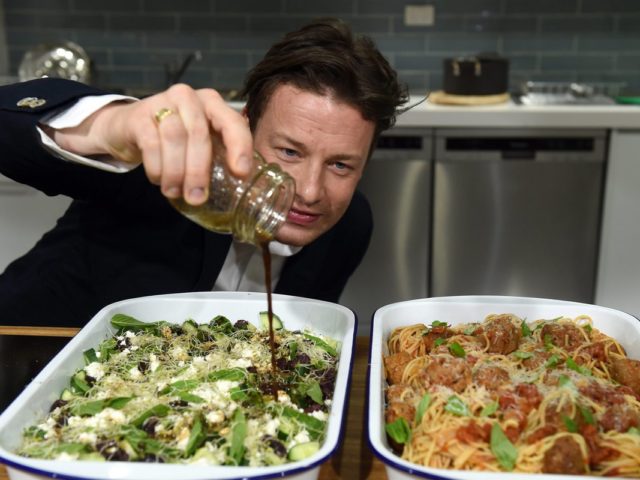 Ο Τζέιμι Όλιβερ αποκάλυψε ότι παρακολουθεί τις κόρες του μέσω app στο κινητό