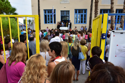 Το «πρώτο κουδούνι» της χρονιάς θα χτυπήσει αύριο σε όλα τα σχολεία της χώρας