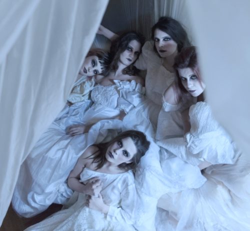 Η θεατρική ομάδα Ανδρομέδα παρουσιάζει την παράσταση «Γυναίκες από Χώμα»