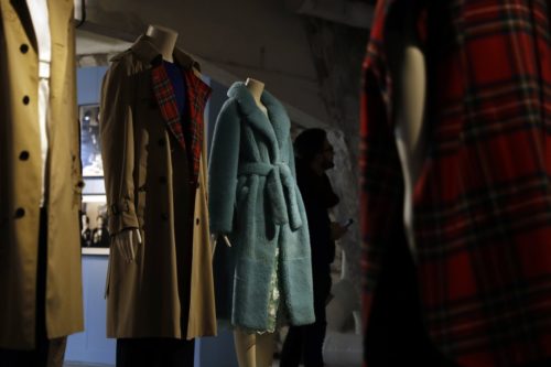 H Burberry σταματάει την καταστροφή προϊόντων της που δεν έχουν πωληθεί και την χρήση αληθινής γούνας
