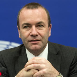 Ο Μάνφρεντ Βέμπερ θέλει να συνεργασθεί με όλους, περιλαμβανομένων των Σαλβίνι και Ορμπάν