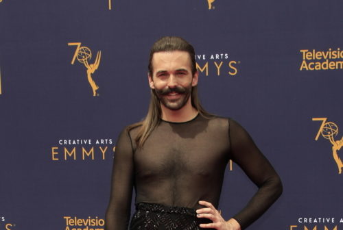 Εμφάνιση με μήνυμα κατά της τρανσφοβίας από τον Τζόναθαν Βαν Νες