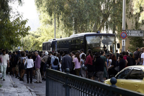 Διαμαρτυρία έξω από την Ευελπίδων για τον Ζακ Κωστόπουλο