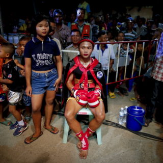 Φορώντας κόκκινο κραγιόν σε αγώνα Muay Thai στην Ταϊλάνδη