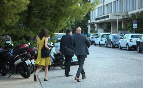 Για ακύρωση των μειώσεων στις συντάξεις μιλούν οι θεσμοί