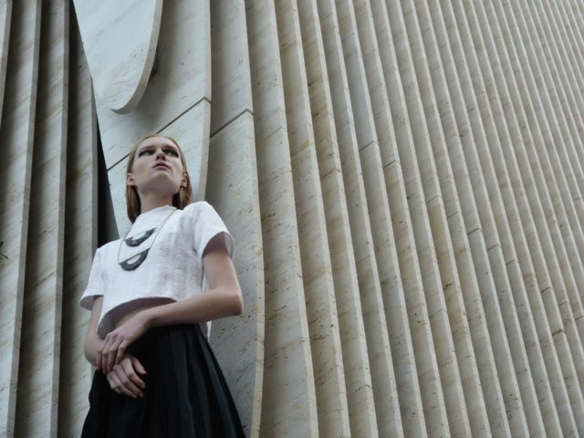 Τα κοσμήματα Marmarometry είναι μικρά γλυπτά εμπνευσμένα από την αρχιτεκτονική και την Κυκλαδική τέχνη