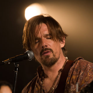 Γιατί αρέσουν τόσο οι ιστορίες με ξεπεσμένους ροκ σταρ;