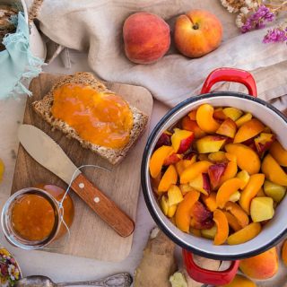 5 συνταγές που πρέπει να δοκιμάσεις πριν τελειώσουν τα ροδάκινα