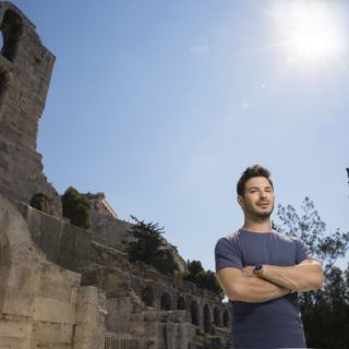 Γιώργος Περρής: «Δεν μπορεί κανένας να με κατατάξει κάπου κι αυτή είναι η μεγαλύτερη περιπέτεια της ζωής μου»