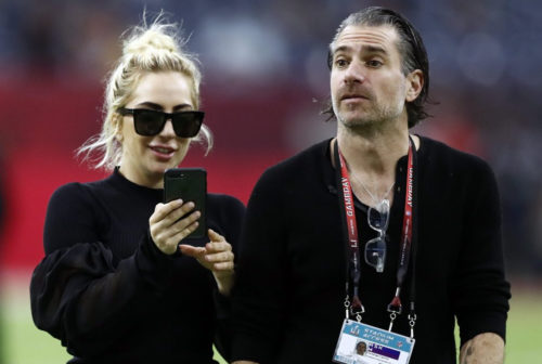 Η Lady Gaga επιβεβαιώνει ότι είναι αρραβωνιασμένη με τον Κρίστιαν Καρίνο