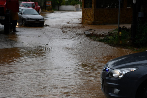 Προβλήματα από την κακοκαιρία στην Αττική – Δεκάδες κλήσεις στην Πυροσβεστική για απεγκλωβισμούς