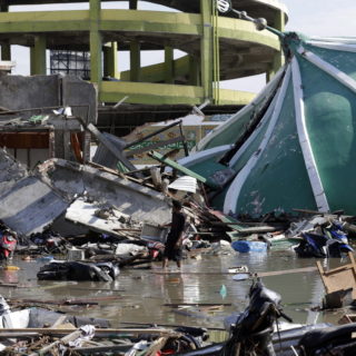 Τουλάχιστον 1.234 νεκροί από τον ισχυρό σεισμό στην Ινδονησία