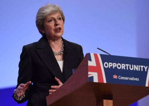 Κατατέθηκε πρόταση μομφής κατά της Μέι