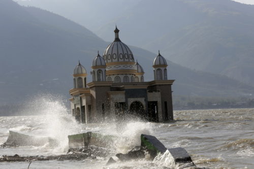 Ινδονησία: Σχεδόν 2.000 νεκροί και 5.000 αγνοούμενοι από τον σεισμό και το τσουνάμι της 28ης Σεπτεμβρίου