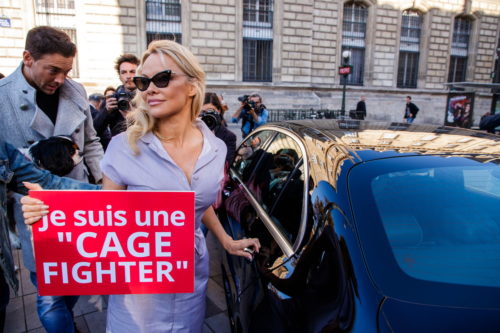 Η Πάμελα Άντερσον μπήκε σε κλουβί για να καταγγείλει τον βασανισμό των ζώων [ΦΩΤΟΣ]