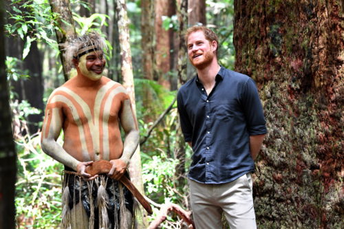 Ο πρίγκιπας Χάρι συναντά τους Αβορίγινες της Αυστραλίας