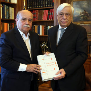 Τους πρώτους τέσσερις τόμους του «Φακέλου της Κύπρου» παρέδωσε στον ΠτΔ ο Νίκος Βούτσης