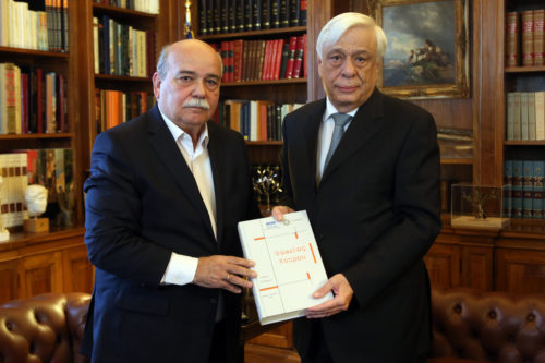 Τους πρώτους τέσσερις τόμους του «Φακέλου της Κύπρου» παρέδωσε στον ΠτΔ ο Νίκος Βούτσης