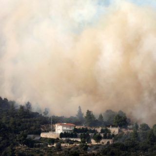 Χαλκιδική: Ολονύκτια μάχη με τις φλόγες στη Σιθωνία