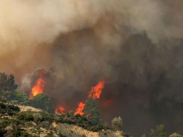 Εκκενώνονται τα χωριά Μακρυμάλλη και Κοντοδεσπότι στην Εύβοια