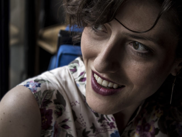 Ιώ Βουλγαράκη: «Είμαστε ο τρόπος που προσλαμβάνουμε τη ζωή και τον κόσμο και ο τρόπος αυτός είναι ανεπανάληπτος».