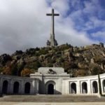 Ισπανία: Χιλιάδες διαδηλωτές έξω από τον καθεδρικό της Αλμουδένα στη Μαδρίτη κατά της ταφής εκεί του Φράνκο