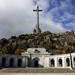 Ισπανία: Χιλιάδες διαδηλωτές έξω από τον καθεδρικό της Αλμουδένα στη Μαδρίτη κατά της ταφής εκεί του Φράνκο