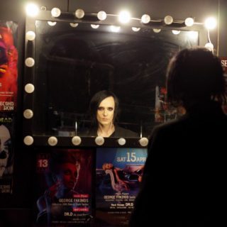 Κοιτώντας στον καθρέφτη, μετά από 25 χρόνια DJing, o Γιώργος Φακίνος δεν βλέπει κάποιον εκκεντρικό αλλά την επιτομή της κανονικότητας...