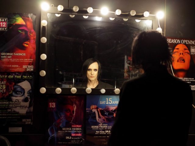 Κοιτώντας στον καθρέφτη, μετά από 25 χρόνια DJing, o Γιώργος Φακίνος δεν βλέπει κάποιον εκκεντρικό αλλά την επιτομή της κανονικότητας…