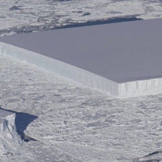 Ένα πρωτοφανές γεωμετρικό παγόβουνο σαν γιγάντιο παγάκι εντόπισε η NASA