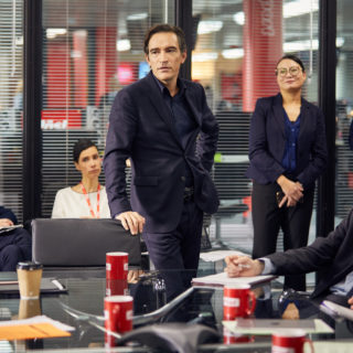 Στο Press, τη νέα σειρά του BBC, επιβεβαιώνεται ότι στην κηδεία των δημοσιογράφων δεν υπάρχει πολυκοσμία…