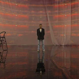 Ζητήσαμε από τον Λουκά Καρυτινό να μας εξηγήσει γιατί η «Γενούφα» είναι η τέλεια όπερα