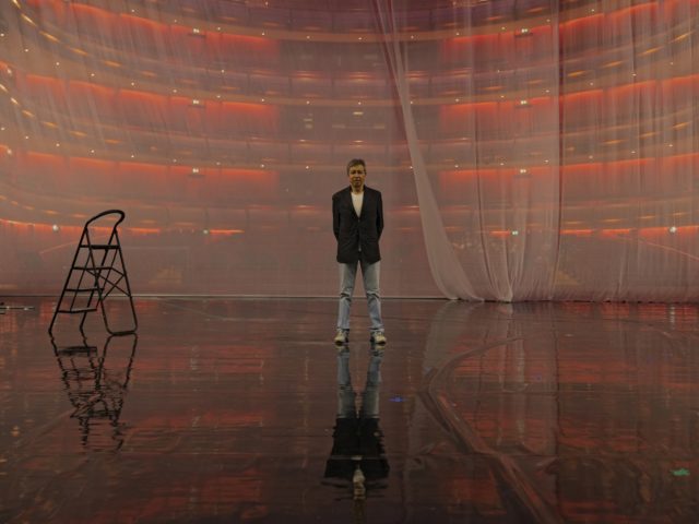 Ζητήσαμε από τον Λουκά Καρυτινό να μας εξηγήσει γιατί η «Γενούφα» είναι η τέλεια όπερα