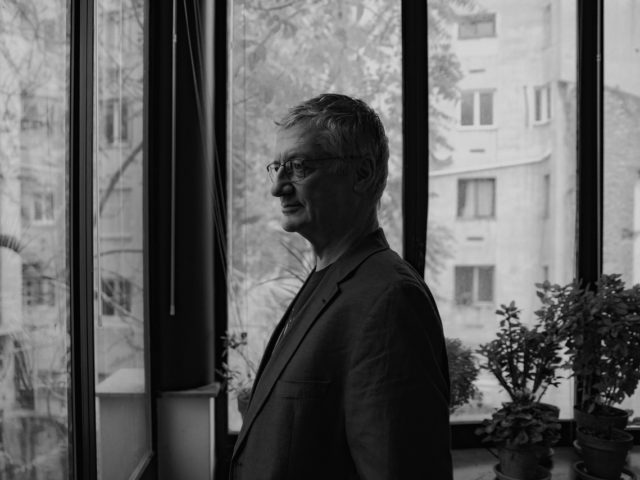 O Βαγγέλης Θεοδωρόπουλος ξέρει «Ποιος σκότωσε τον σκύλο τα μεσάνυχτα»