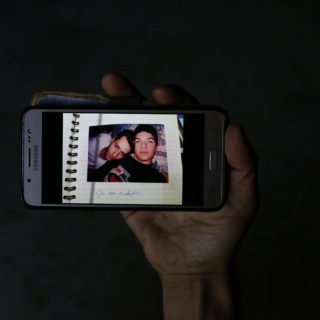 Ο Πάνος, ο Νίκος και η Σταυρούλα μιλάνε για τον φίλο τους, τον Ζακ και ζητούν δικαιοσύνη