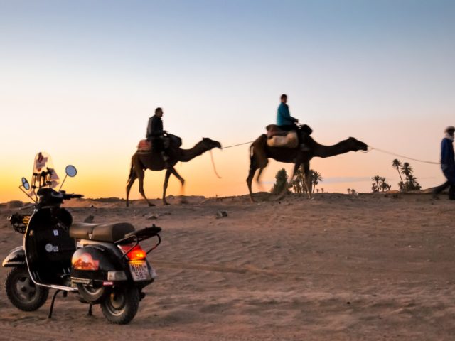 Ο Στέργιος και η Αλεξάνδρα έχουν ταξιδέψει 180.000 χιλιόμετρα πάνω σε μια βέσπα που τη λένε «Κίτσο»