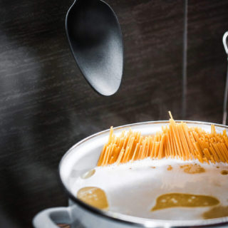 8 λάθη που (μπορεί να) κάνεις στην μαγειρική και πώς να τα διορθώσεις