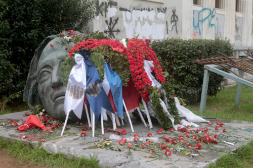 Νεαροί εμπόδισαν στελέχη του ΣΥΡΙΖΑ να καταθέσουν στεφάνι στο Πολυτεχνείο