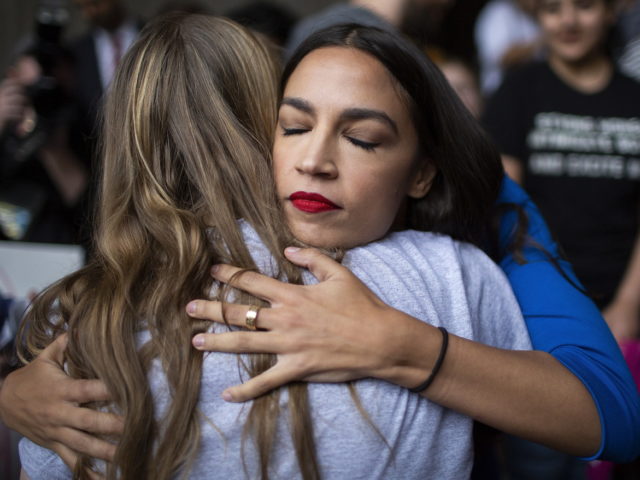 Η Αλεξάντρια Οκάζιο-Κορτέζ, μας έδειξε το 2018, πώς μόνο με νέα πρόσωπα στην πολιτική μπορούμε να σωθούμε από τους ακραίους