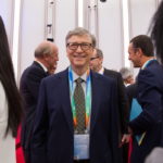 Κρατώντας ένα δοχείο με… ανθρώπινα περιττώματα ο Μπιλ Γκέιτς παρουσίασε τις νέες φουτουριστικές τουαλέτες του ιδρύματός του