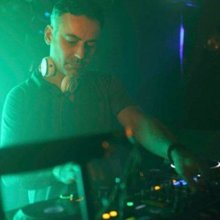 Ο Alyotis έρχεται στο Spinster και διαλέγει δίσκους