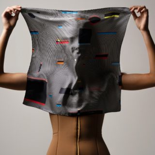 Ο Παντελής Βιταλιώτης κάνει εφαρμοσμένη τέχνη πάνω σε μεταξωτά μαντήλια